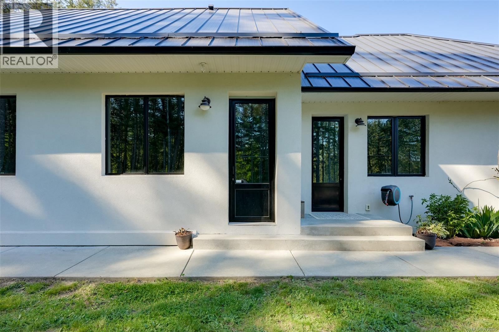 4939 Waters Rd - 90