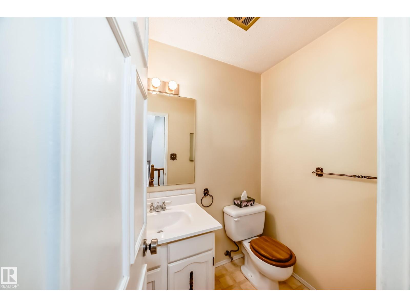 12018 157 AV NW, Edmonton