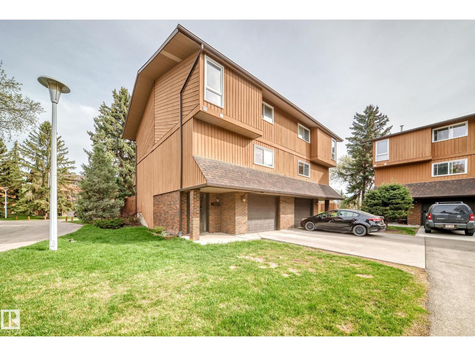 12018 157 AV NW, Edmonton