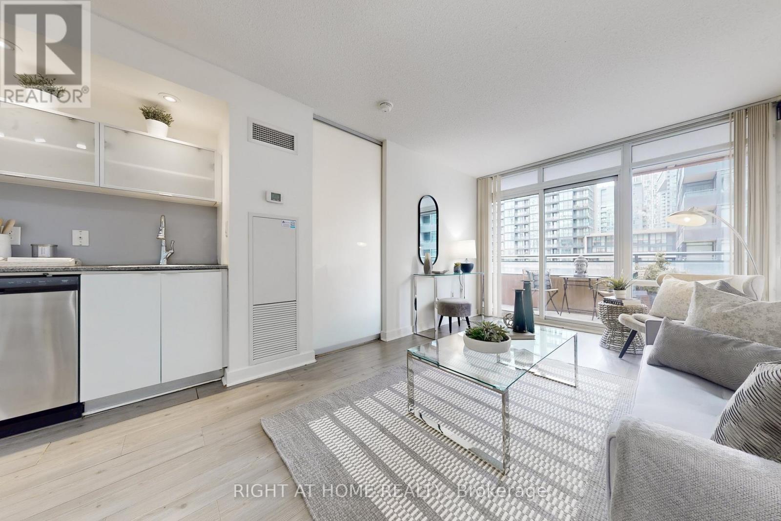 #727 4K SPADINA AVENUE - 4