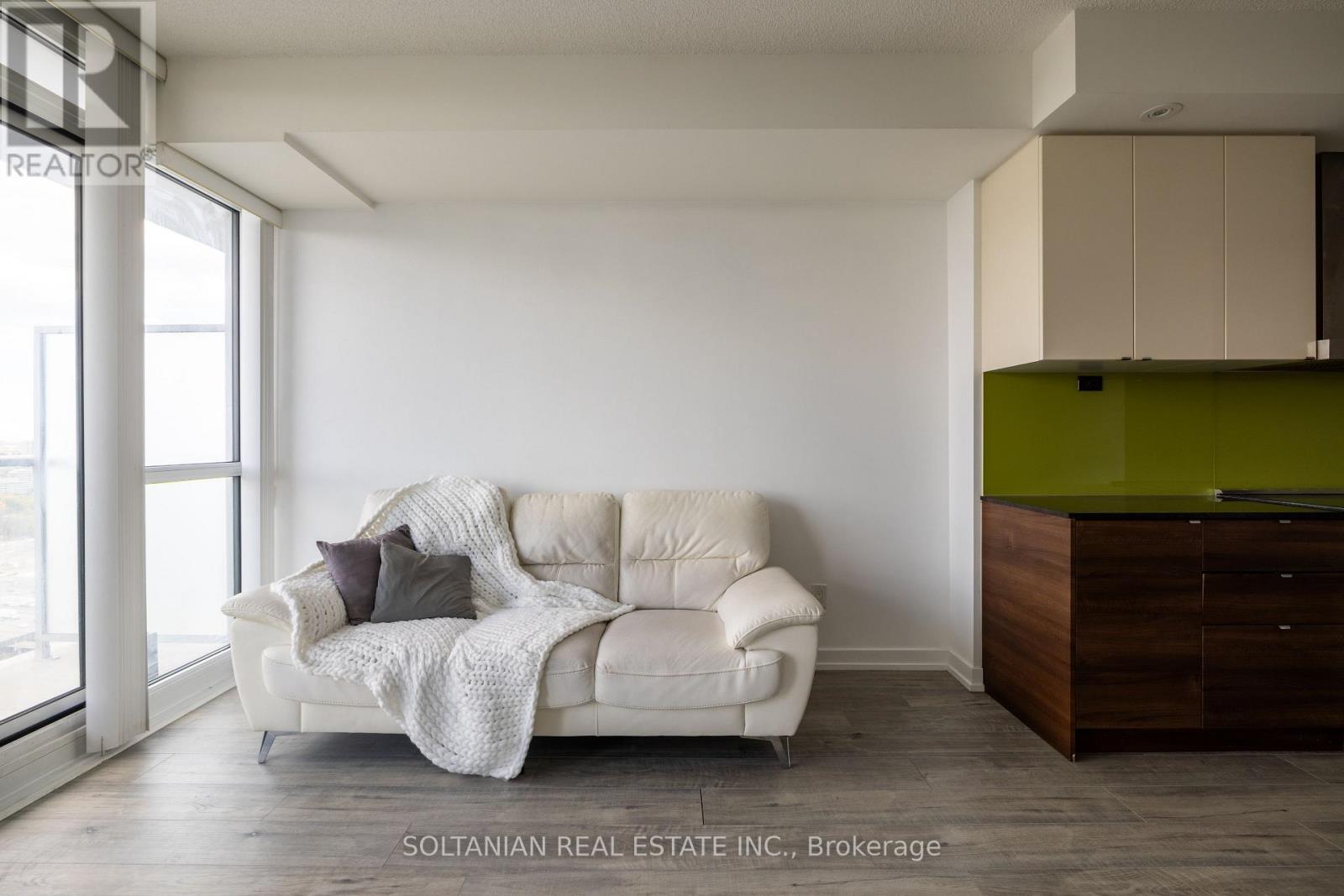 #3302 121 MCMAHON DRIVE - 21