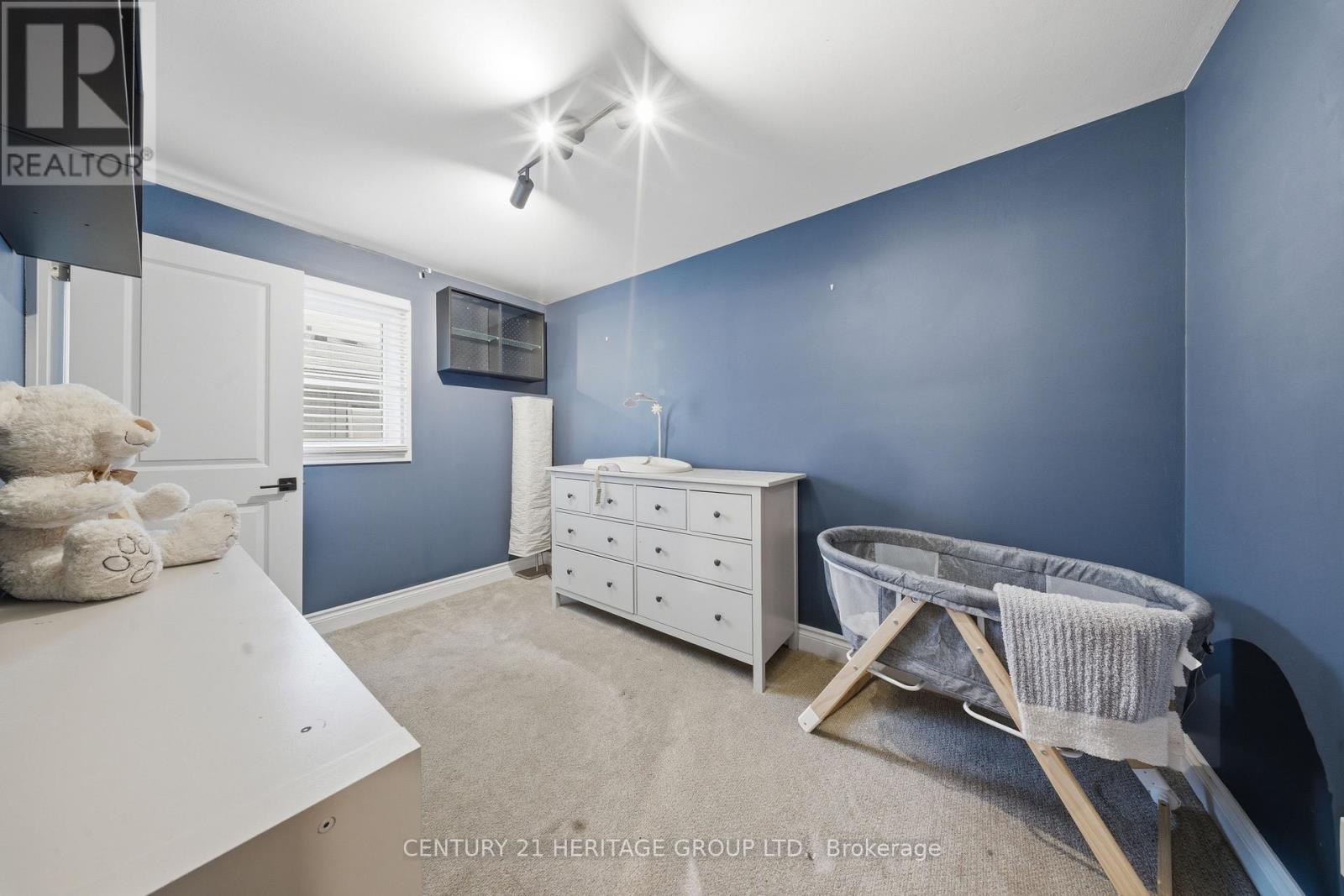 7 CEDAR CRESCENT - 24
