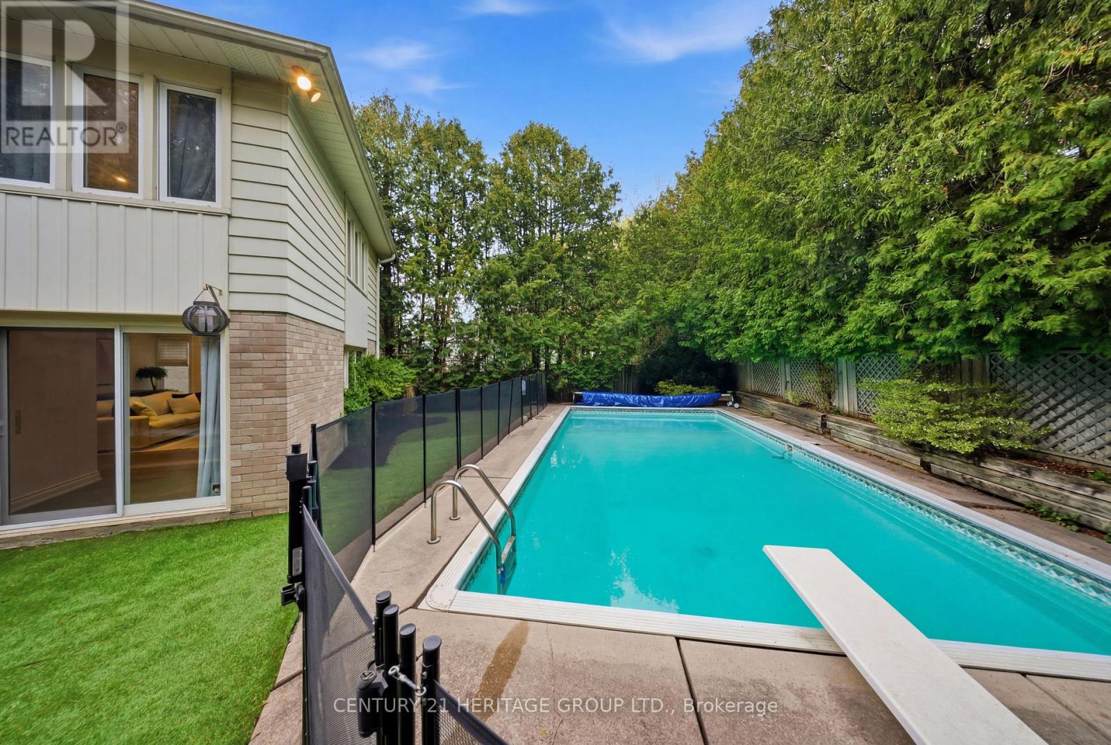 7 CEDAR CRESCENT - 32