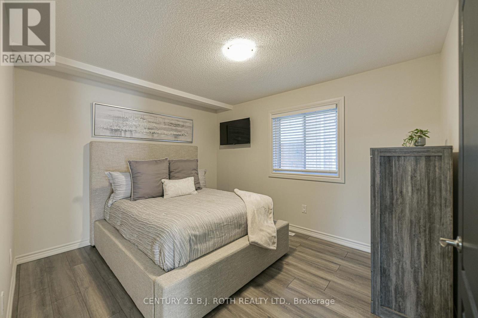 4 LISTER DRIVE - 37