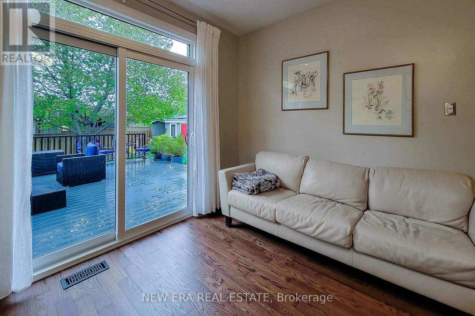 49 ASHWOOD DRIVE - 25