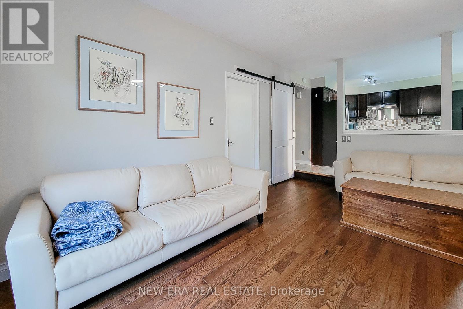 49 ASHWOOD DRIVE - 27