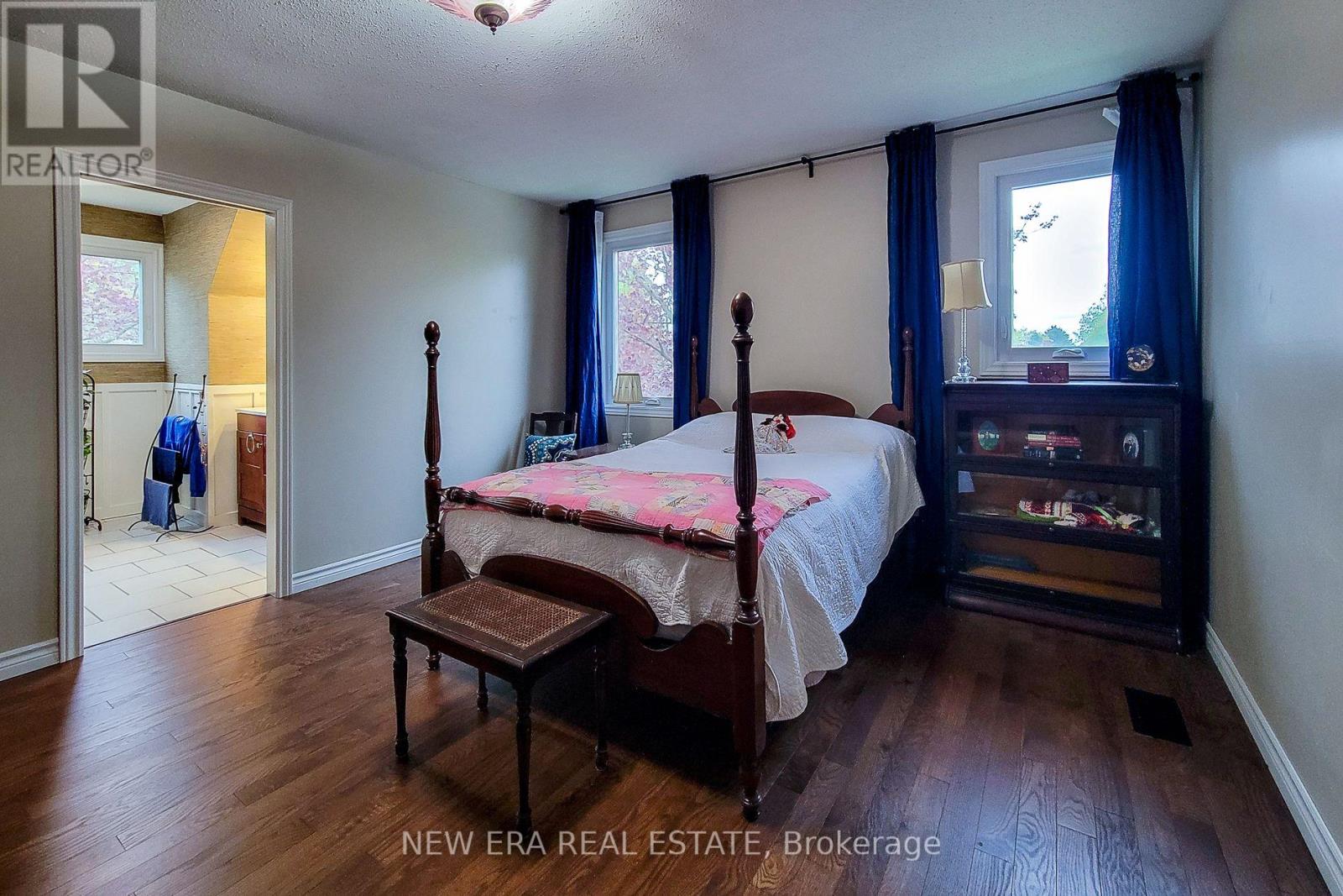 49 ASHWOOD DRIVE - 31