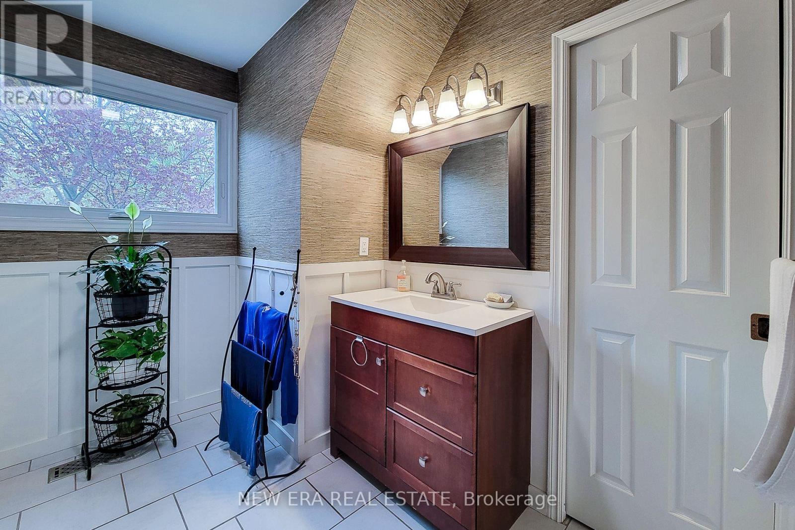 49 ASHWOOD DRIVE - 33