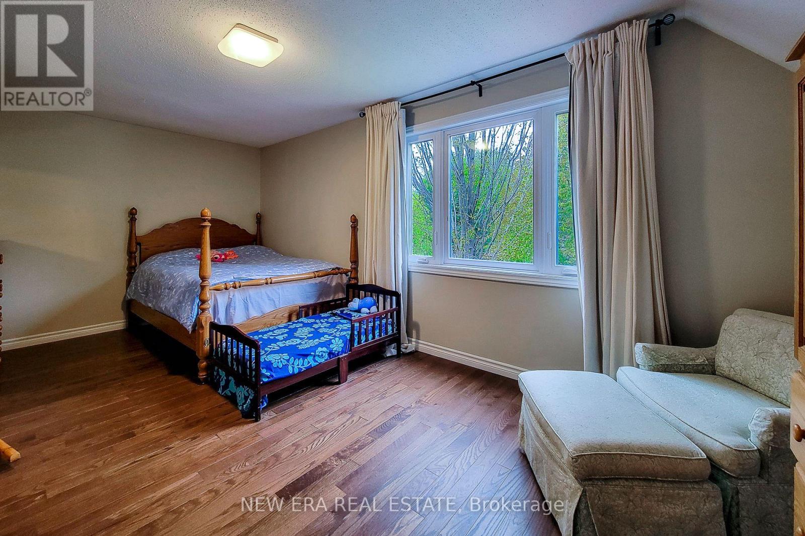 49 ASHWOOD DRIVE - 35
