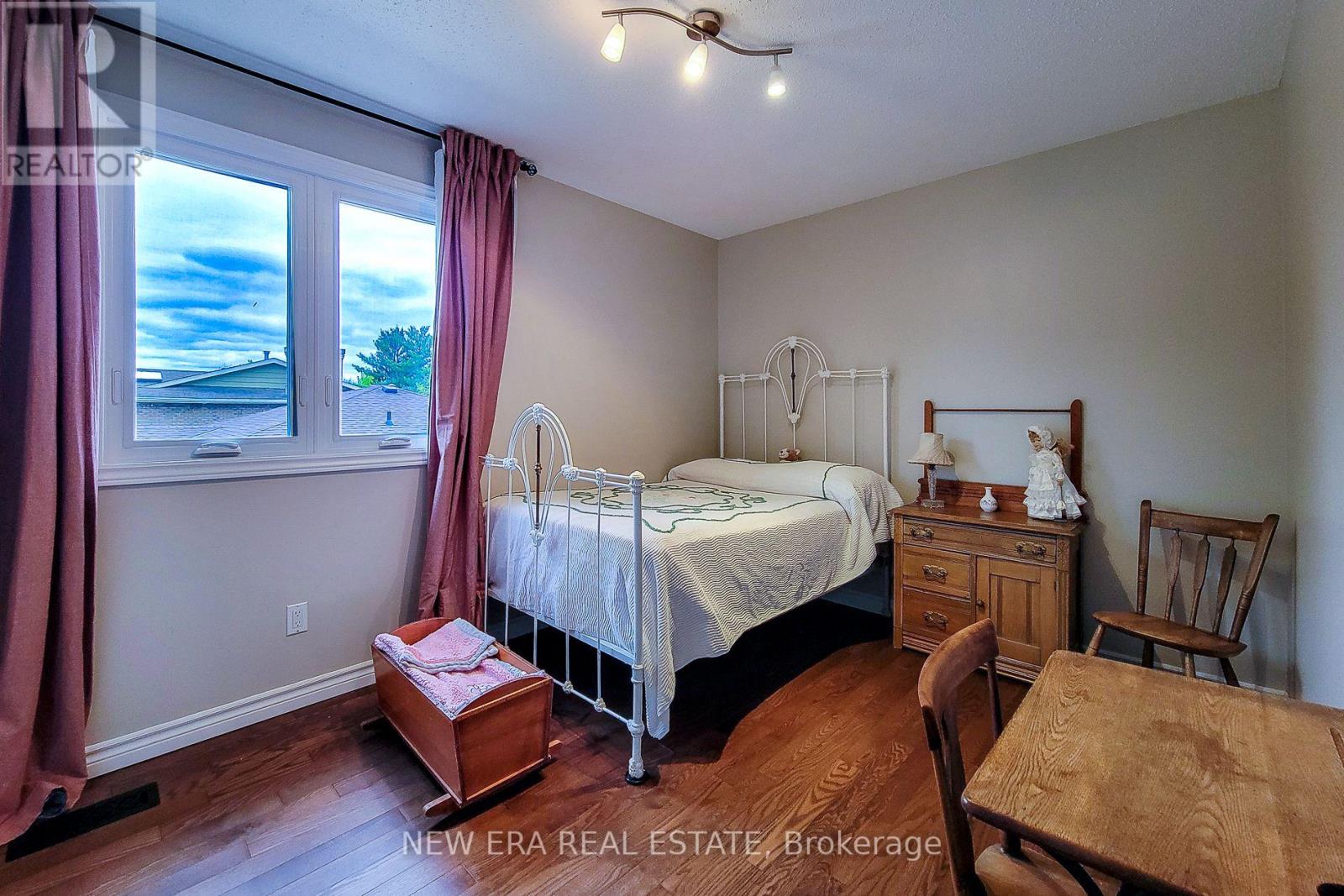 49 ASHWOOD DRIVE - 36