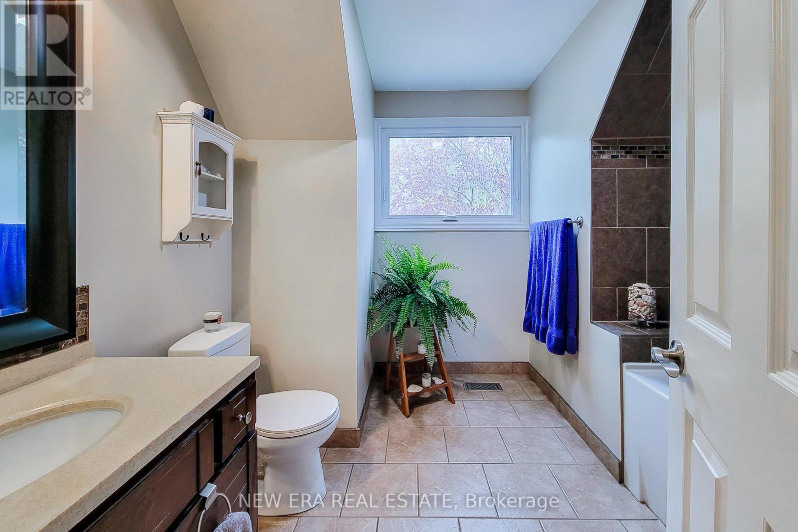 49 ASHWOOD DRIVE - 37