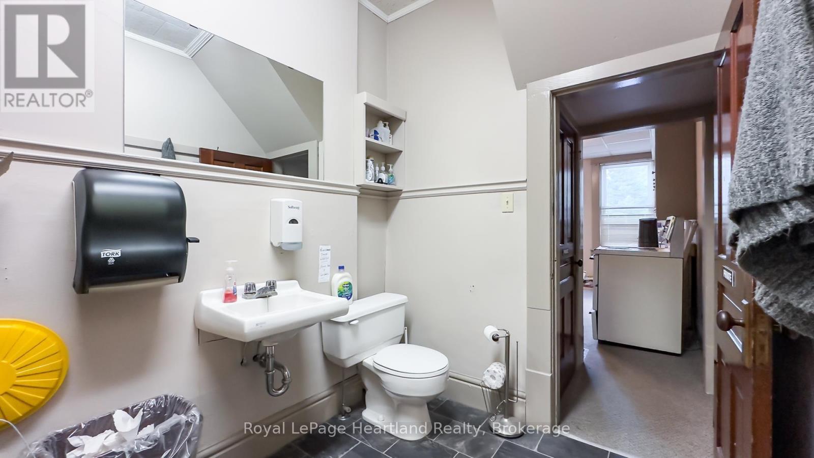 401 QUEEN STREET - 17