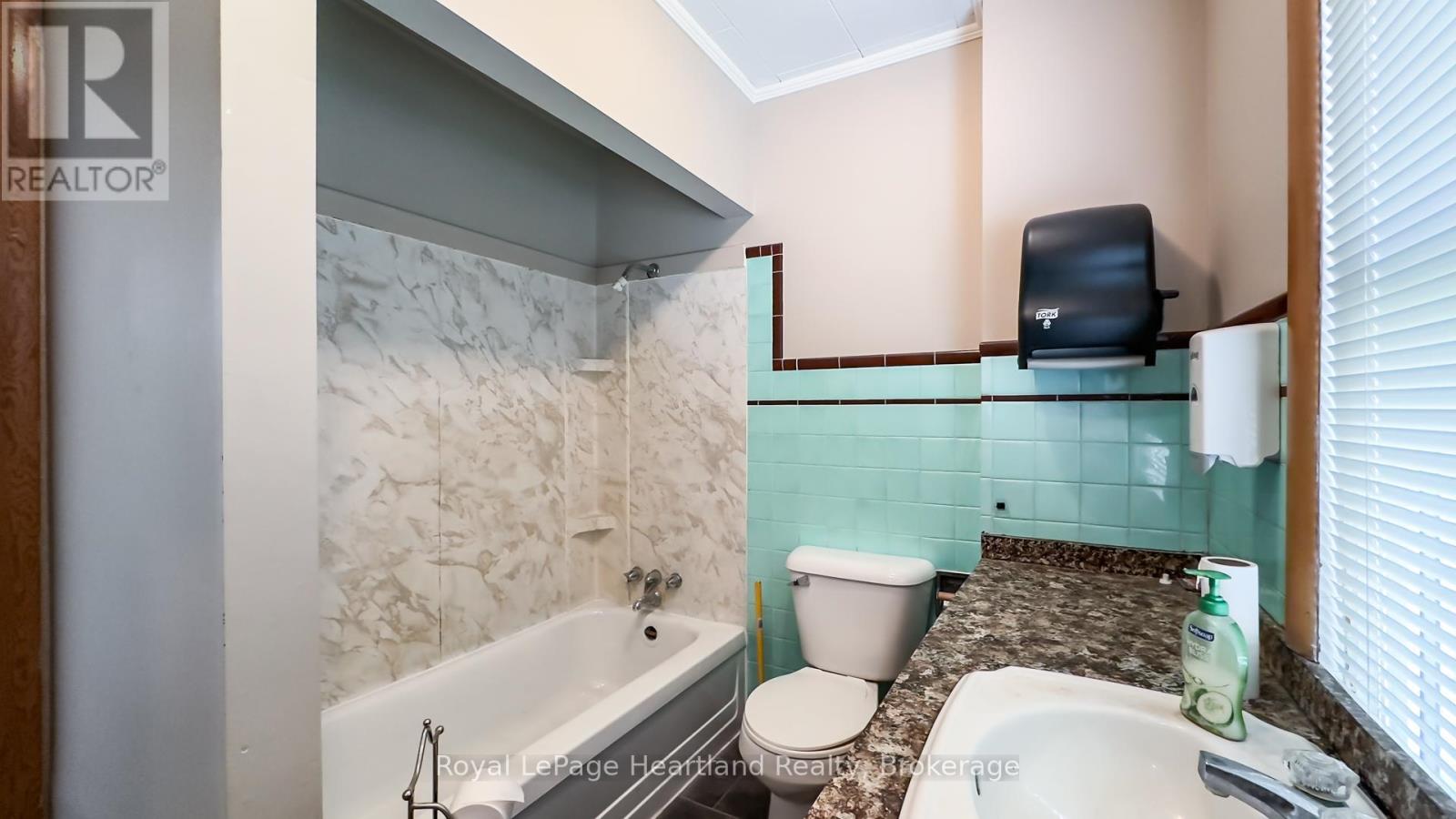 401 QUEEN STREET - 24