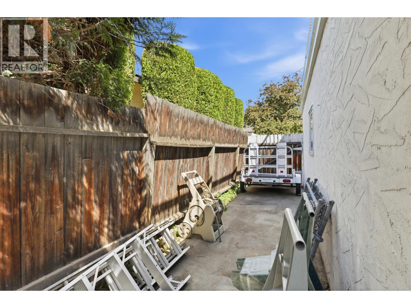833 MCARTHUR Drive - 44