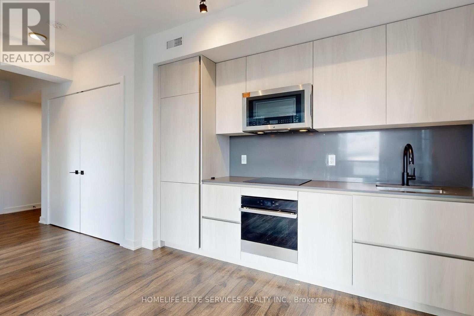 #702 327 KING STREET W - 24
