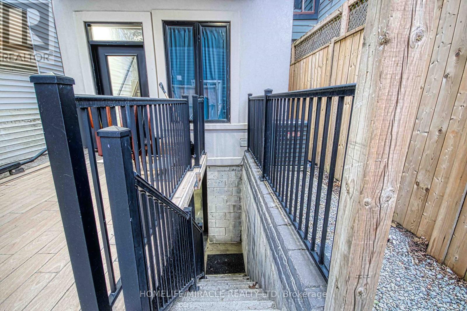 471 JONES AVENUE - 24