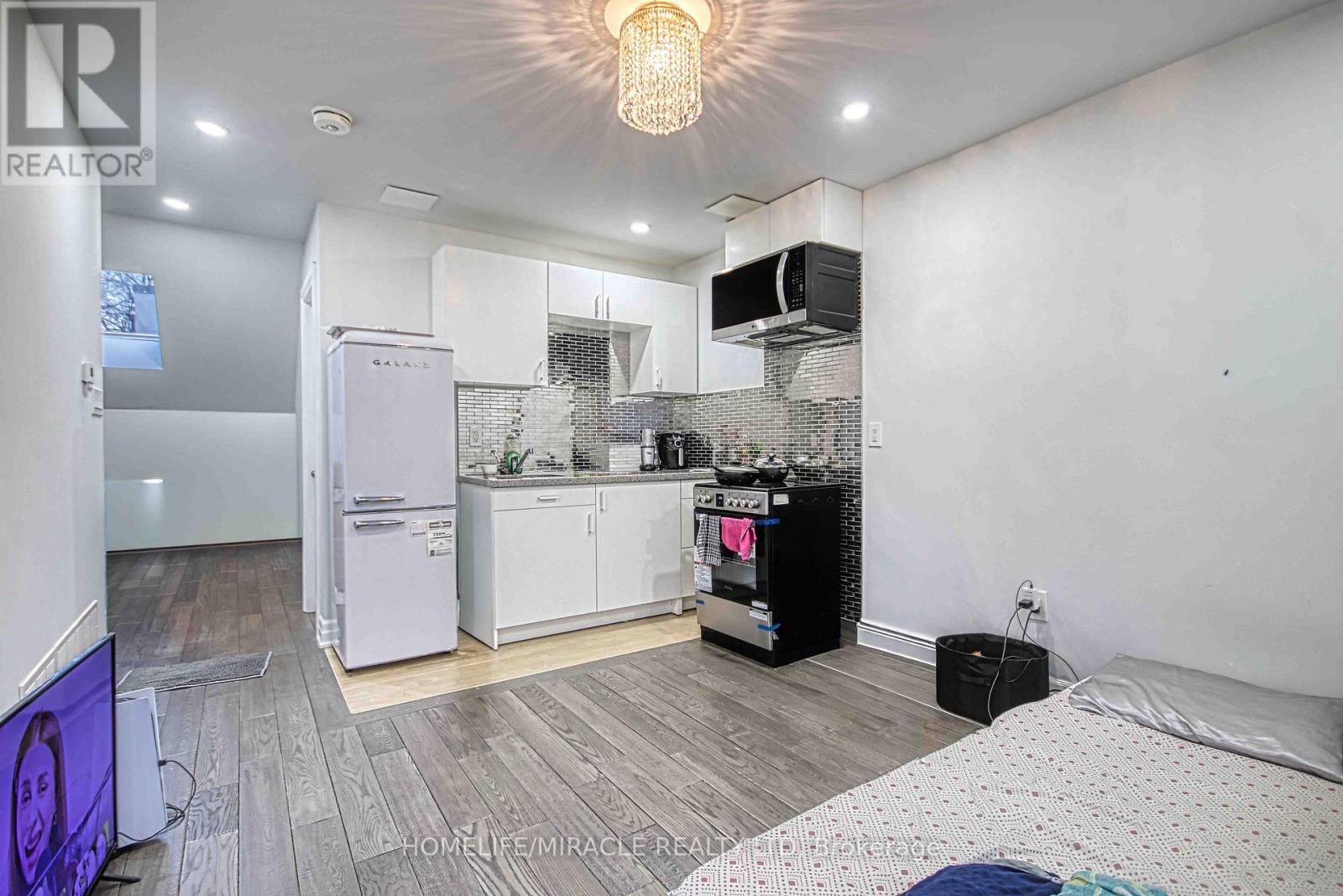 471 JONES AVENUE - 27