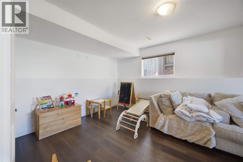 62 Mcdougall Close — photo 31