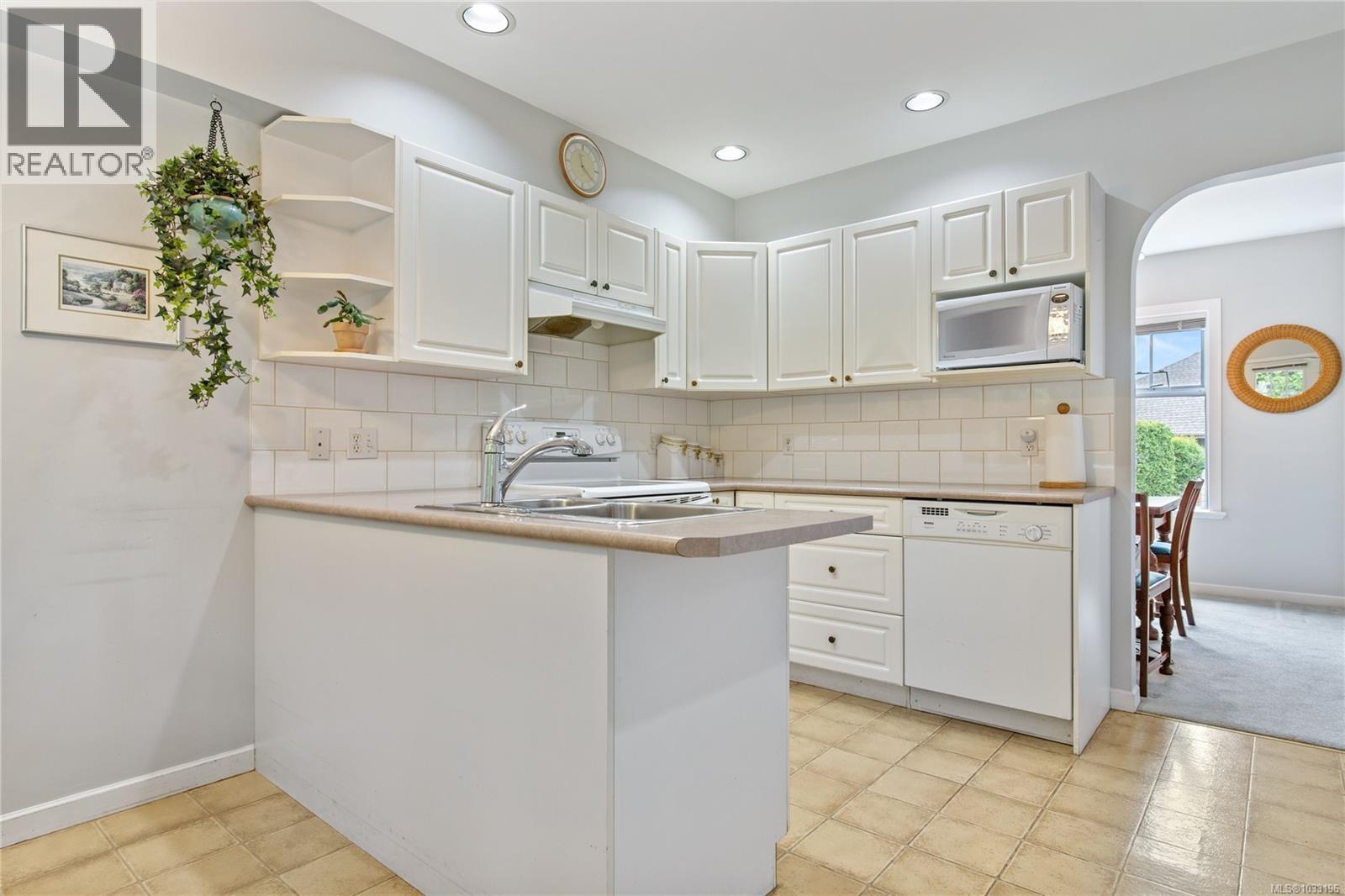 4 4073 Blackberry Lane, Saanich