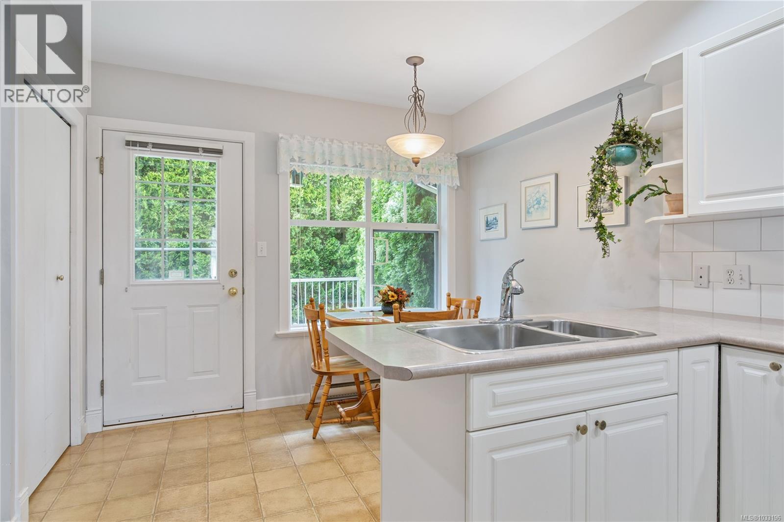4 4073 Blackberry Lane, Saanich