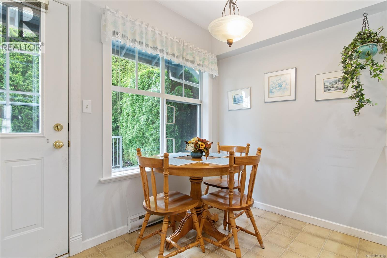 4 4073 Blackberry Lane, Saanich