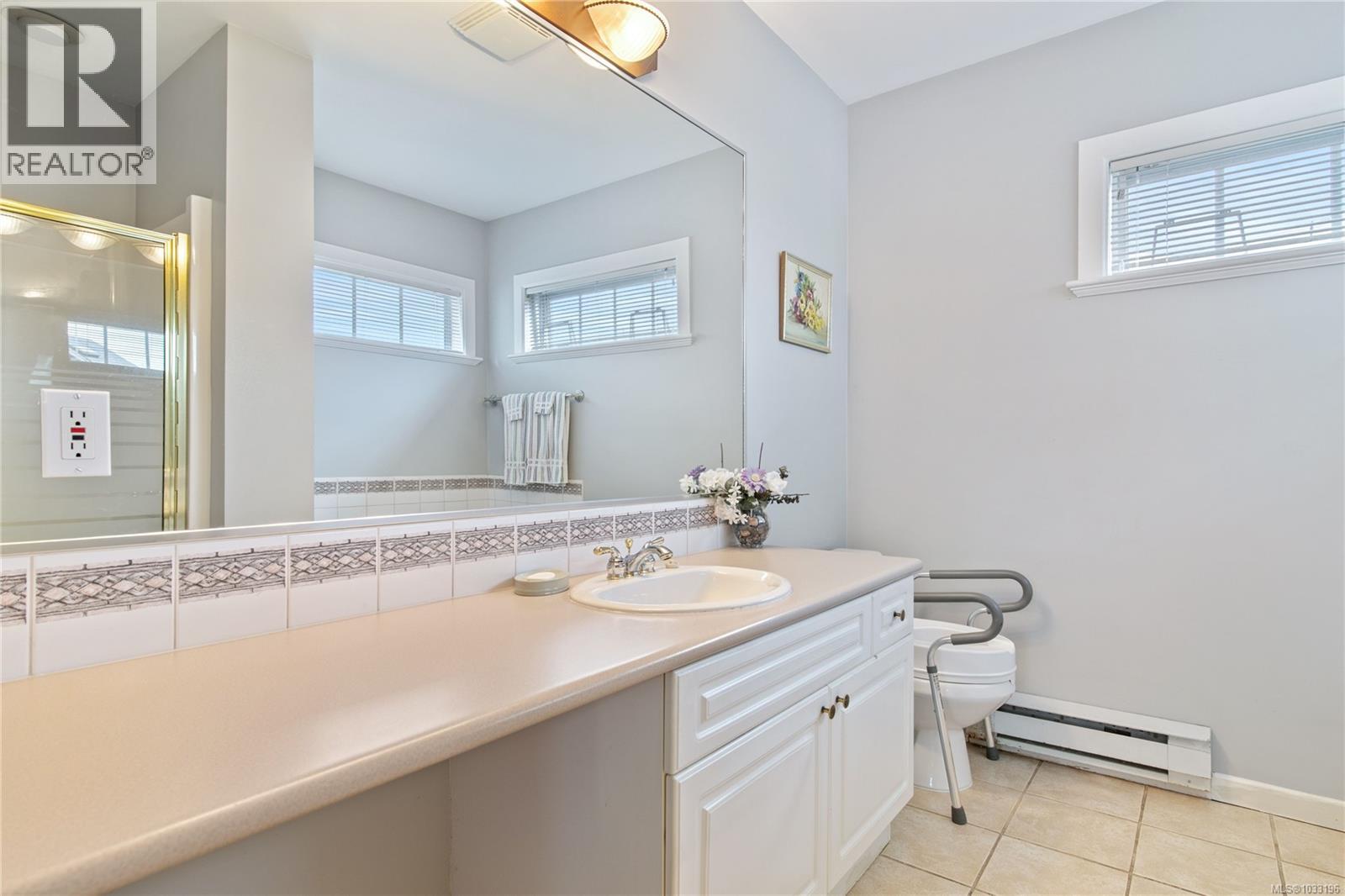 4 4073 Blackberry Lane, Saanich