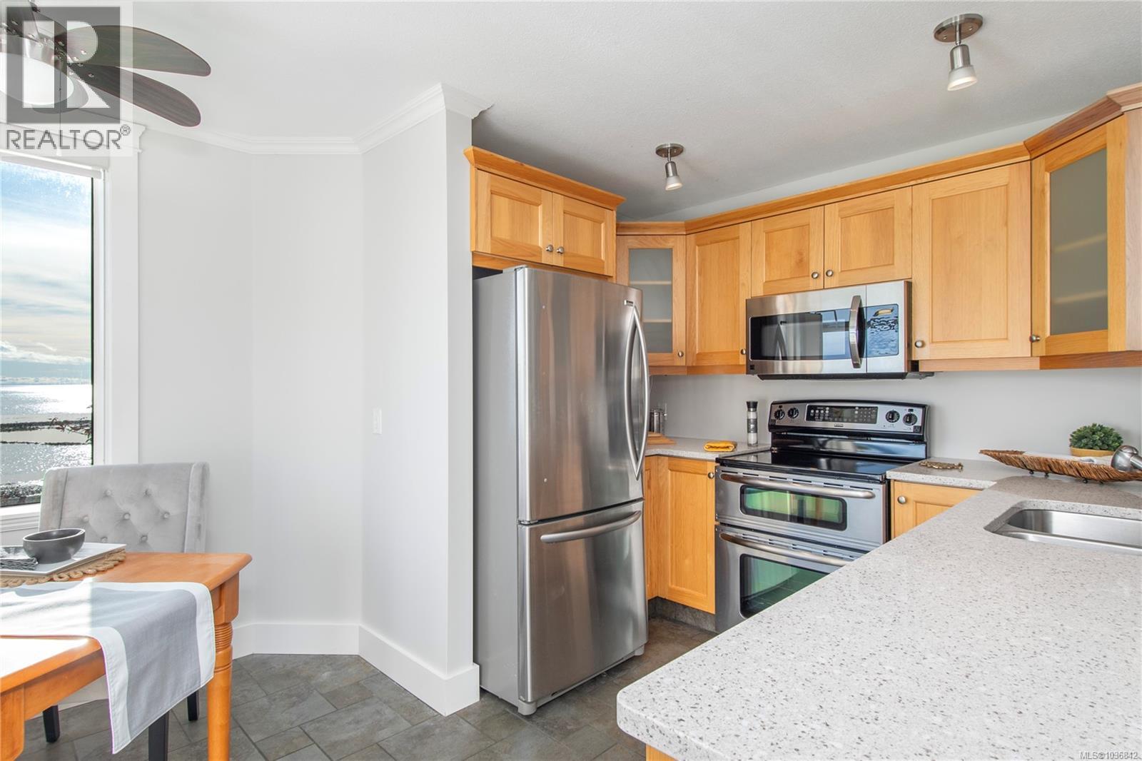 #2203 27 Island Hwy S - 2