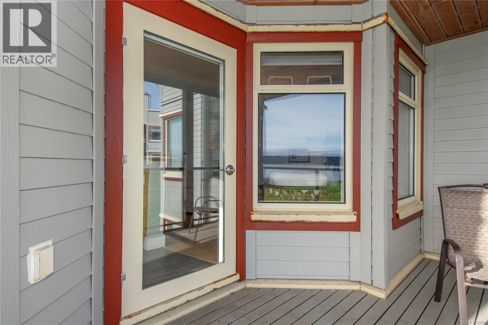 #2203 27 Island Hwy S - 22