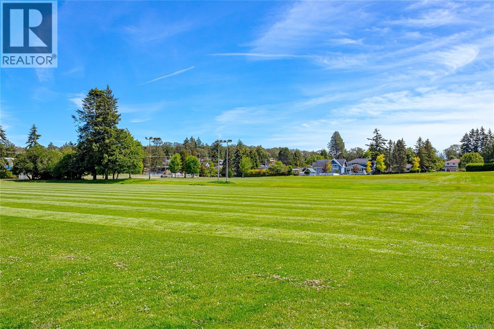 6 3981 Nelthorpe Street, Saanich