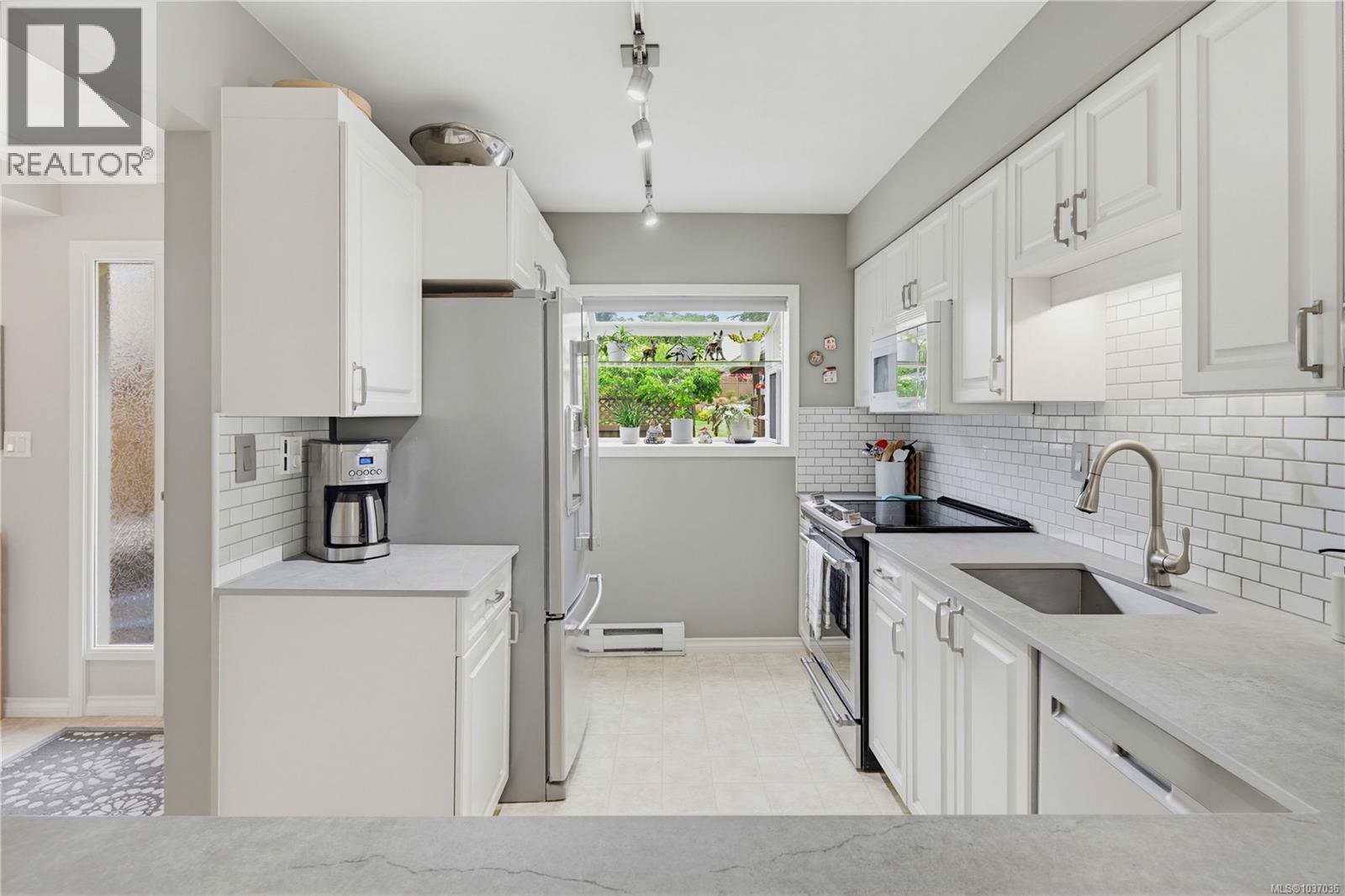 6 3981 Nelthorpe Street, Saanich