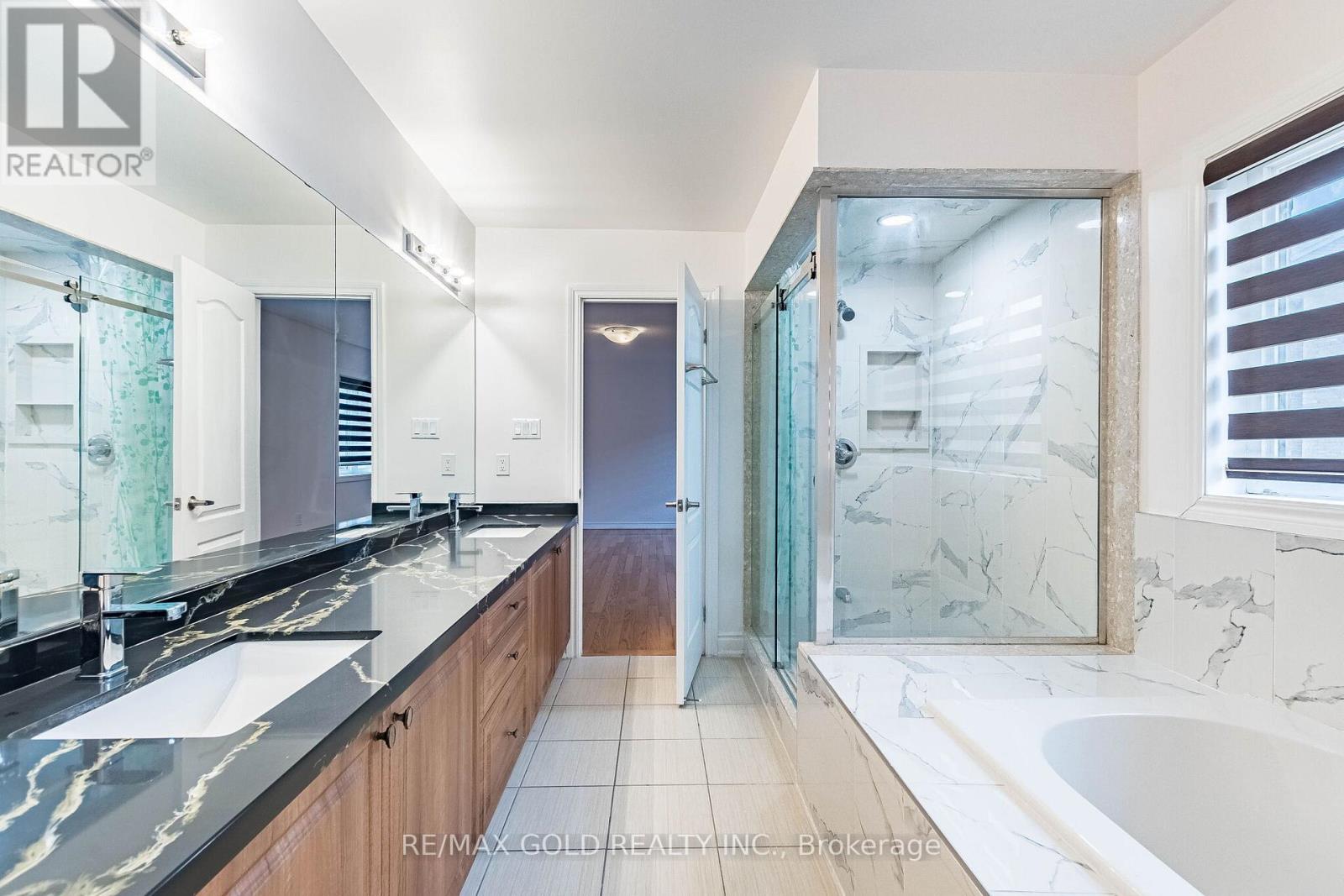 44 ROULETTE CRESCENT - 24
