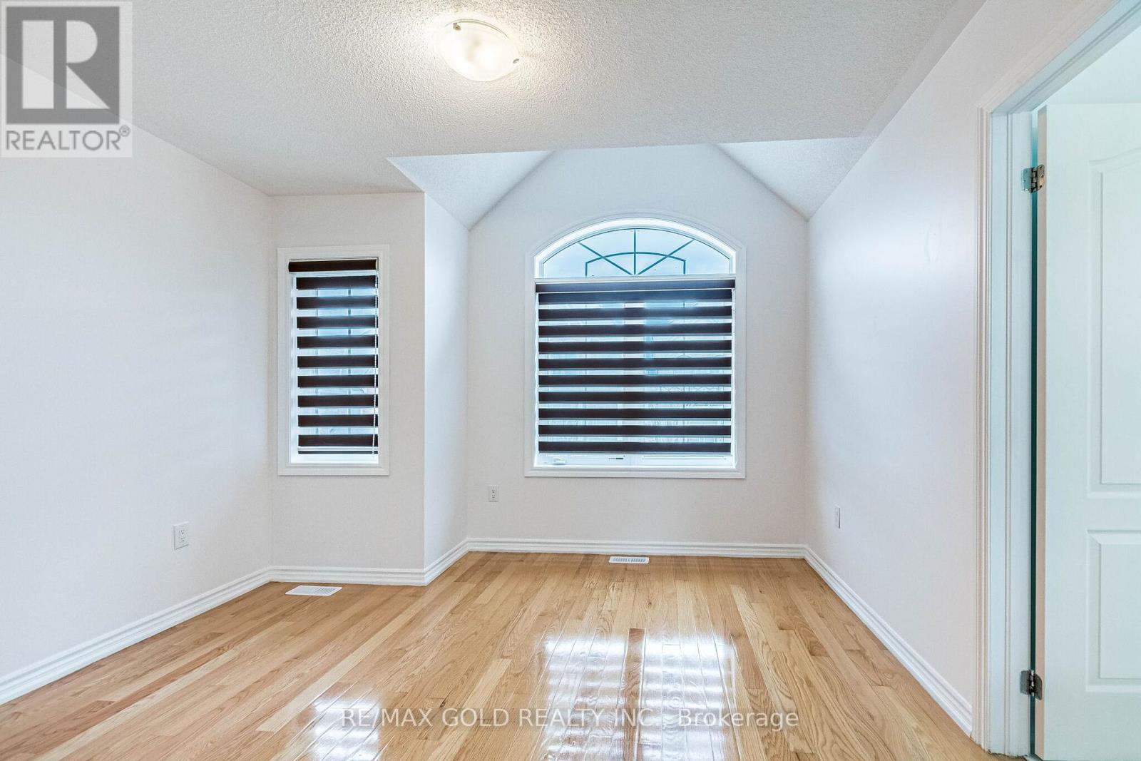 44 ROULETTE CRESCENT - 28