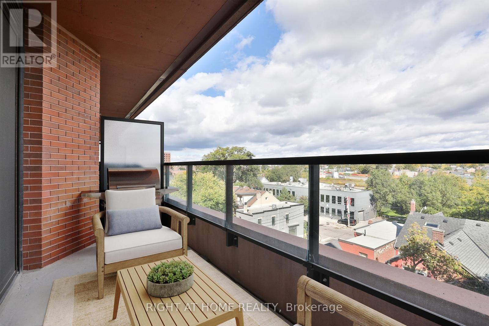 Listing photo of 512 - 2720 DUNDAS STREET W