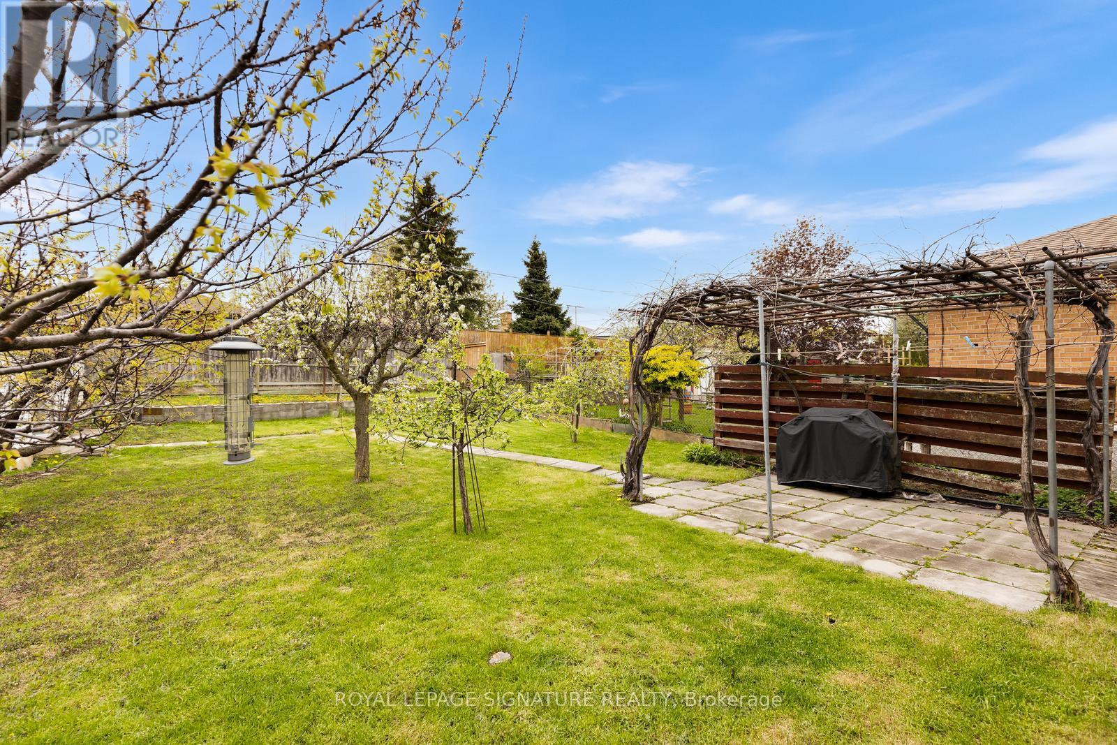 17 NORFIELD CRESCENT - 32