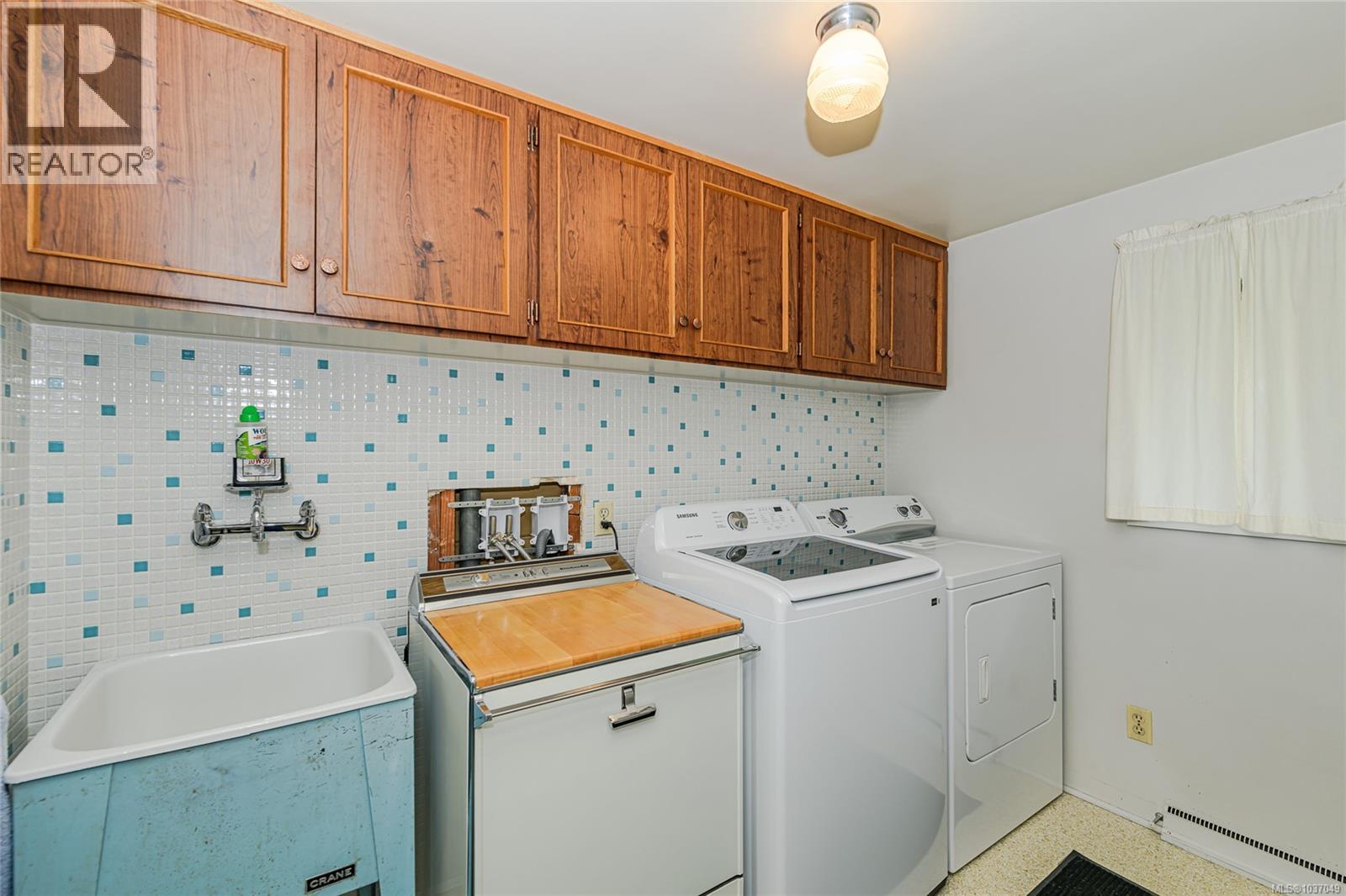  3785 Raymond Street South, Saanich