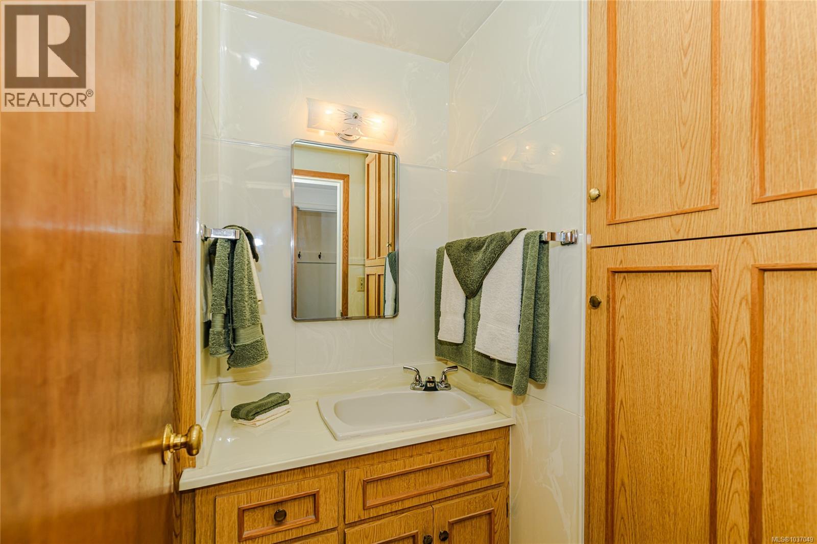  3785 Raymond Street South, Saanich