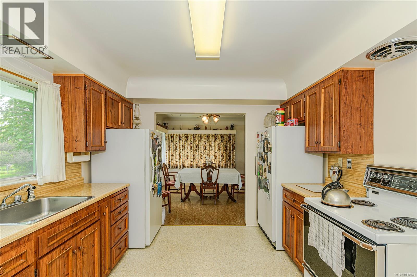  3785 Raymond Street South, Saanich