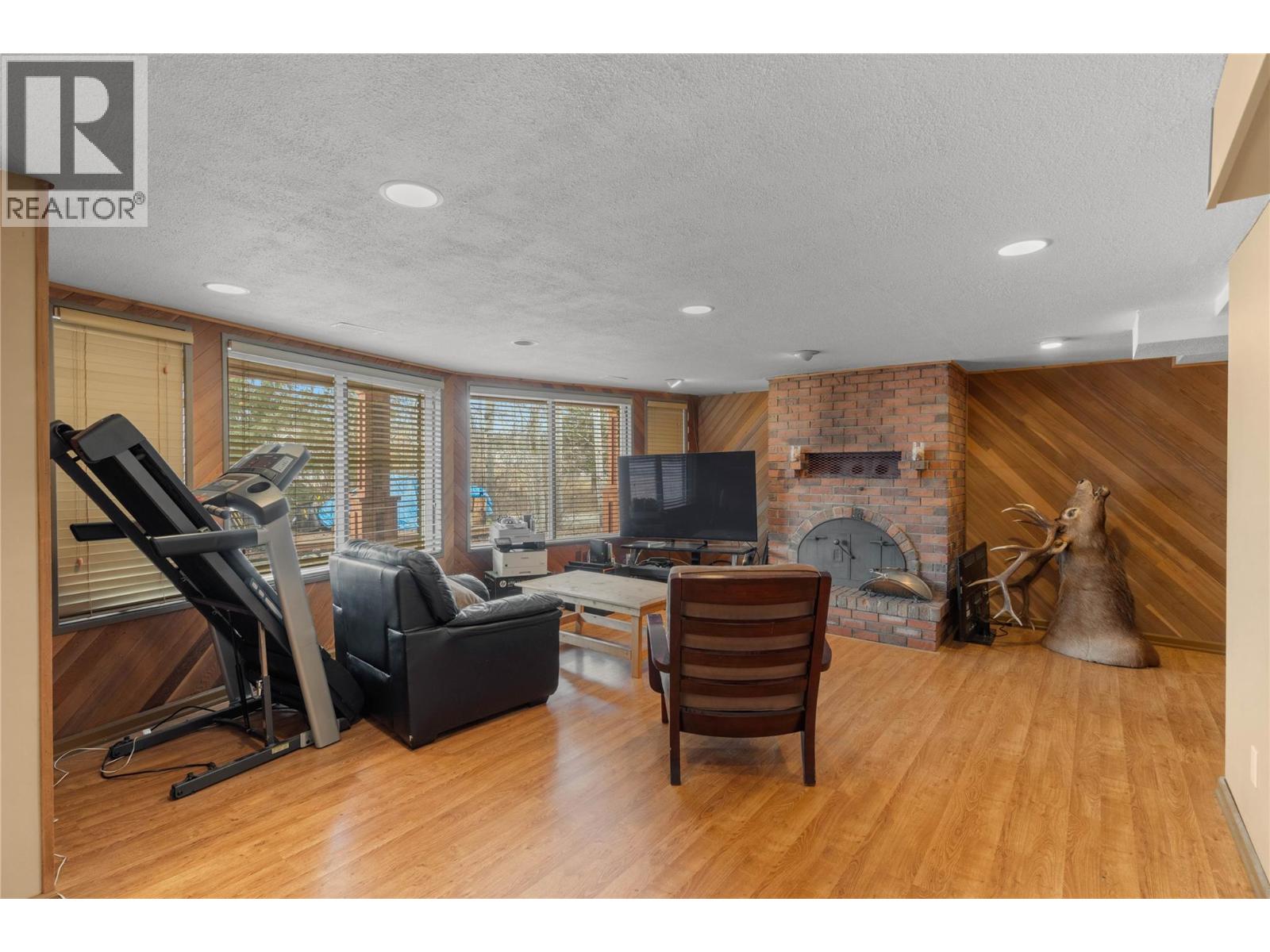 222 THRISSEL Place - 24