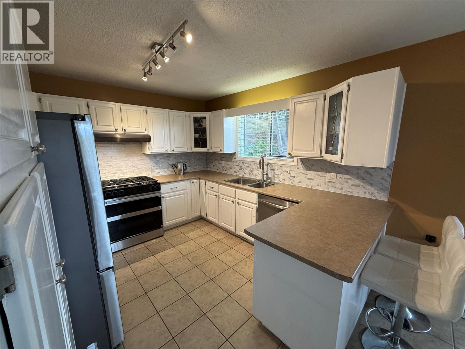 222 THRISSEL Place - 8