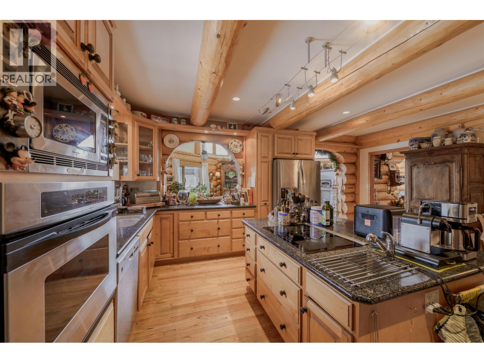 5565 BACKVALLEY ROAD, 100 Mile House