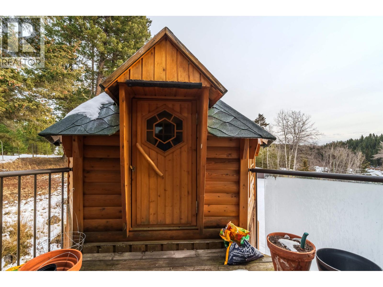 5565 BACKVALLEY ROAD, 100 Mile House