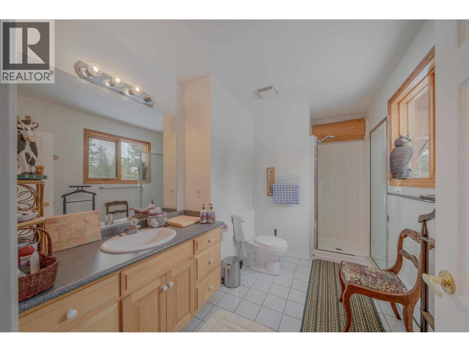 5565 BACKVALLEY ROAD, 100 Mile House
