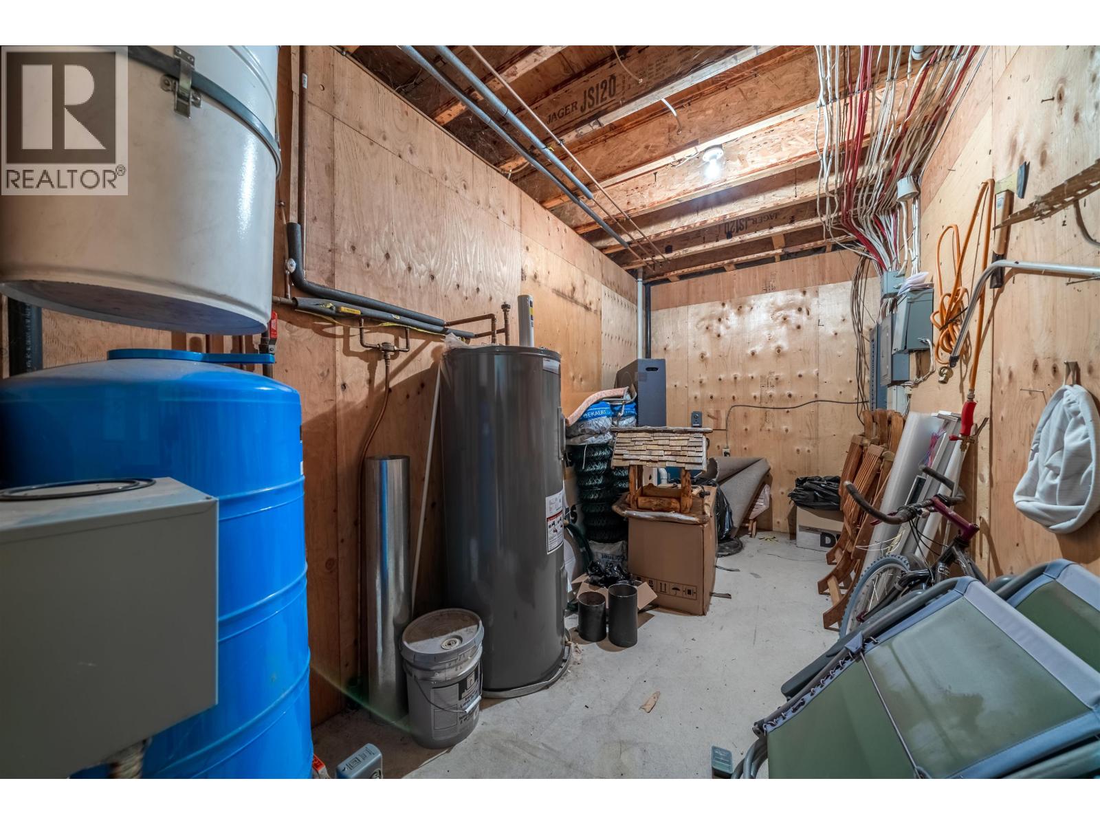 5565 BACKVALLEY ROAD, 100 Mile House