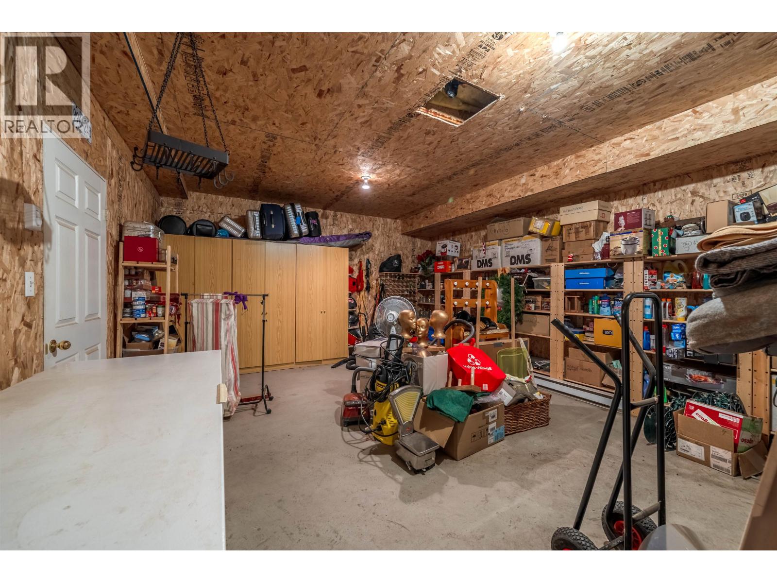 5565 BACKVALLEY ROAD, 100 Mile House