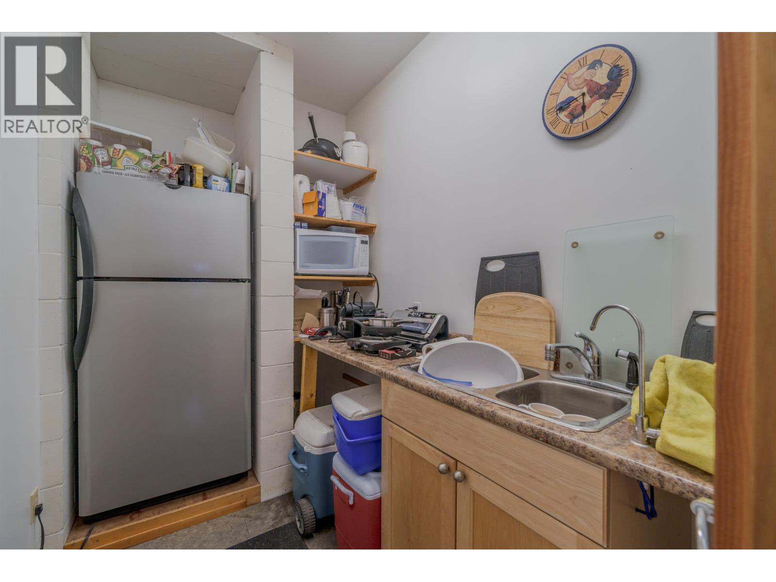 5565 BACKVALLEY ROAD, 100 Mile House