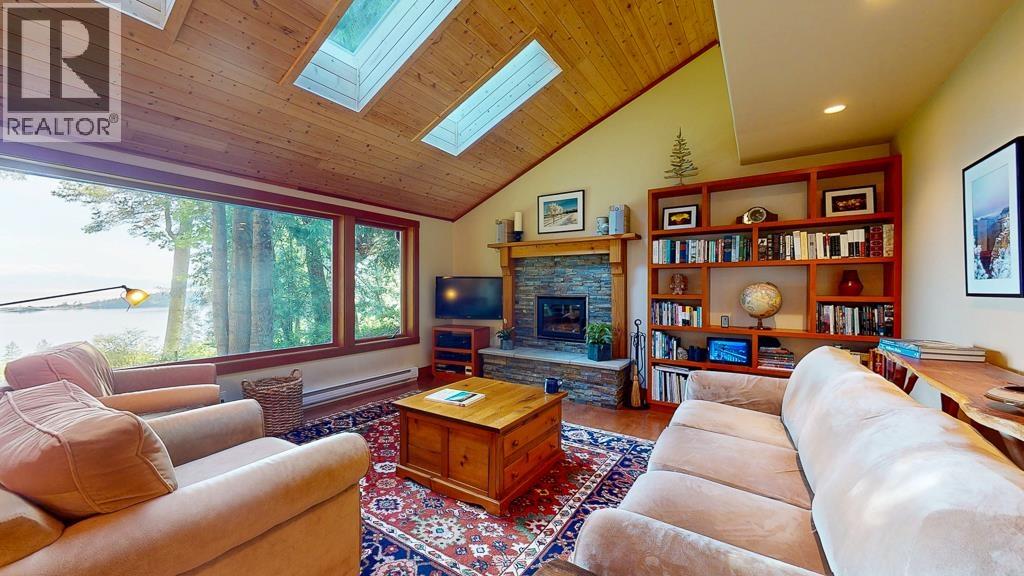 8115 REDROOFFS ROAD, Halfmoon Bay