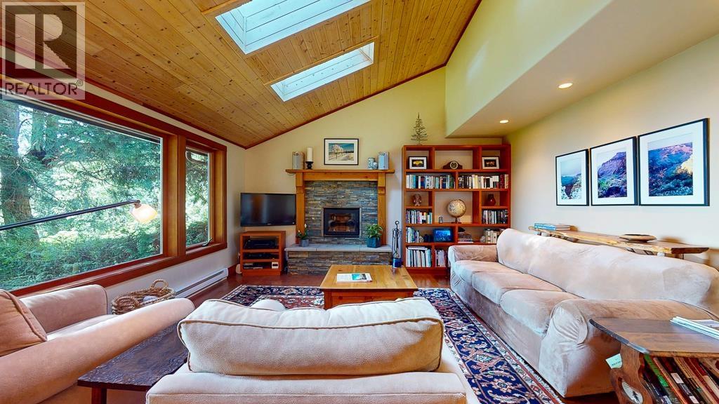 8115 REDROOFFS ROAD, Halfmoon Bay