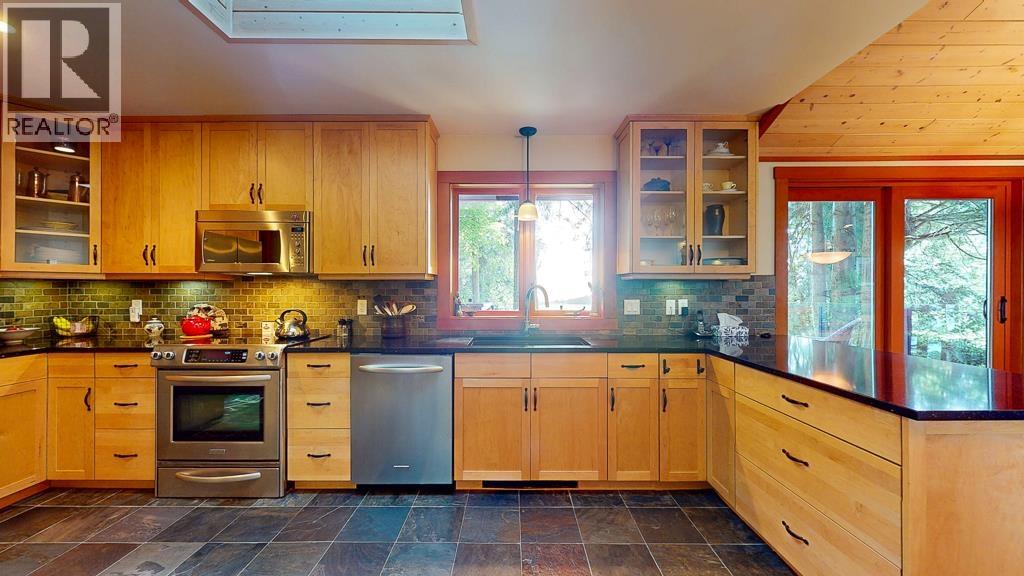 8115 REDROOFFS ROAD, Halfmoon Bay