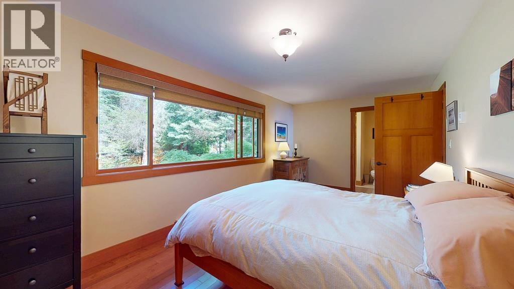 8115 REDROOFFS ROAD, Halfmoon Bay