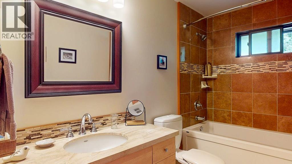 8115 REDROOFFS ROAD, Halfmoon Bay